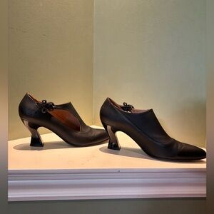 John Fluevog, US 8.5, black, fully leather matt 3”pump, w/ patent leather heel.